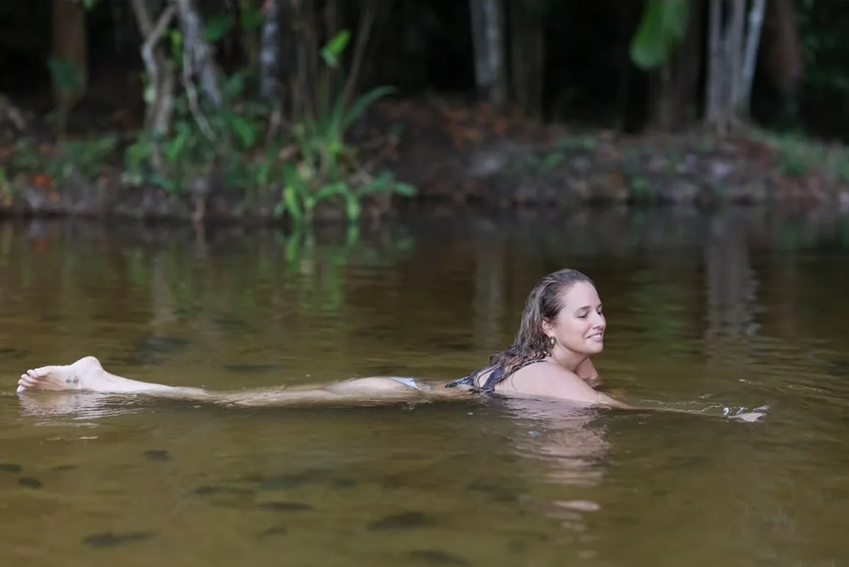 Mariana Belém revela homenagem ao irmão em visita às águas do Xingu