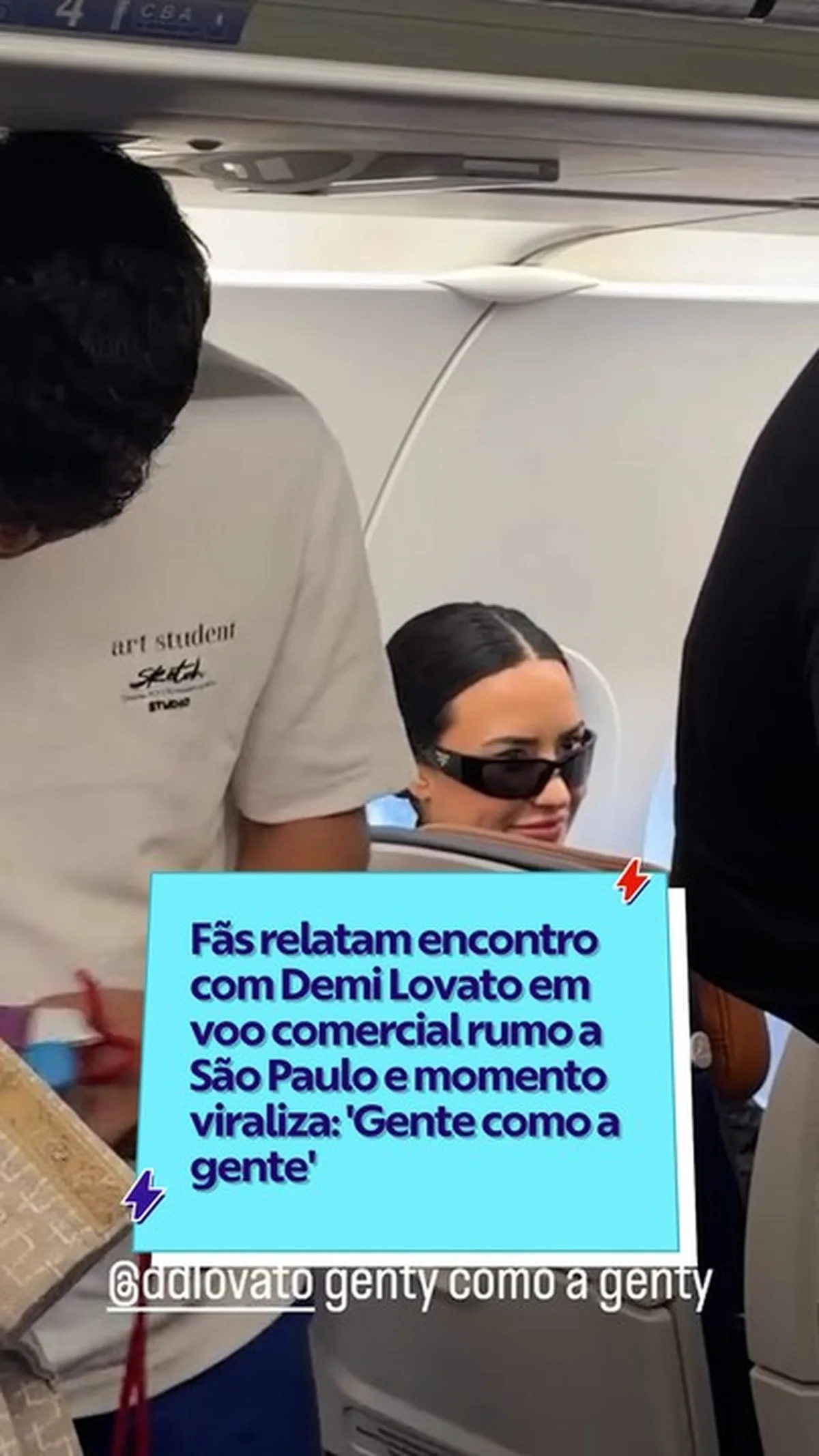 Demi Lovato viaja em voo comercial e encontra fãs a caminho de São Paulo