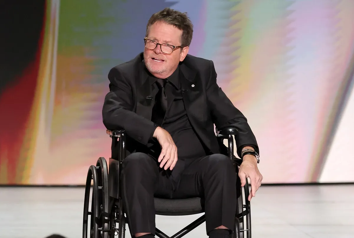 Michael J. Fox relembra segredo sobre Parkinson ao receber prêmio no Emmy