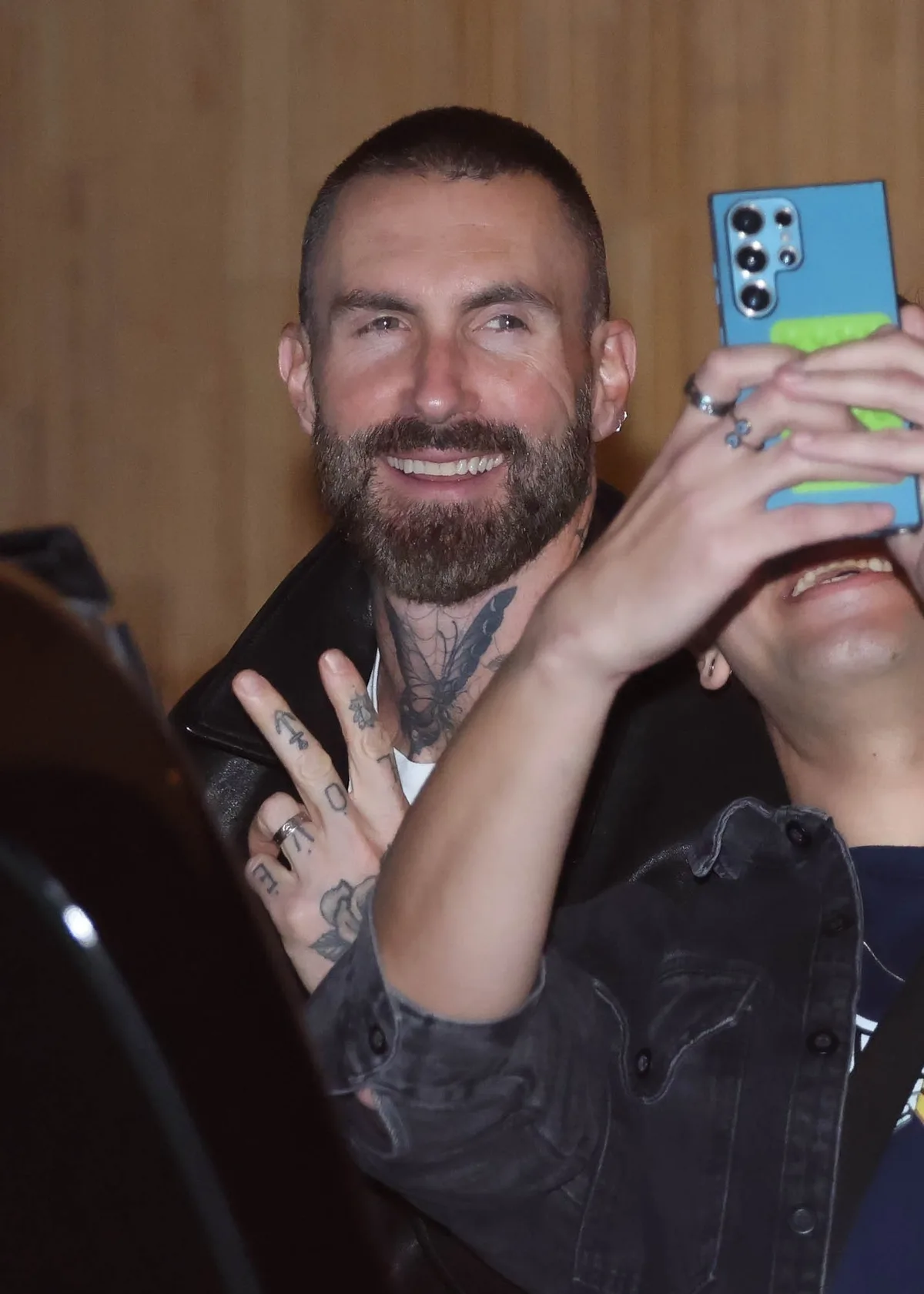 Maroon 5 é abordado por fãs antes de show em São Paulo