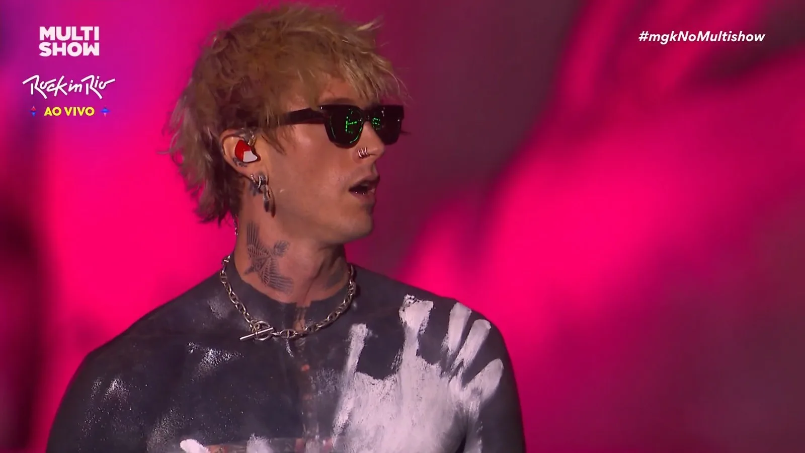 Machine Gun Kelly exibe tatuagem blackout com pintura branca no Rock in Rio