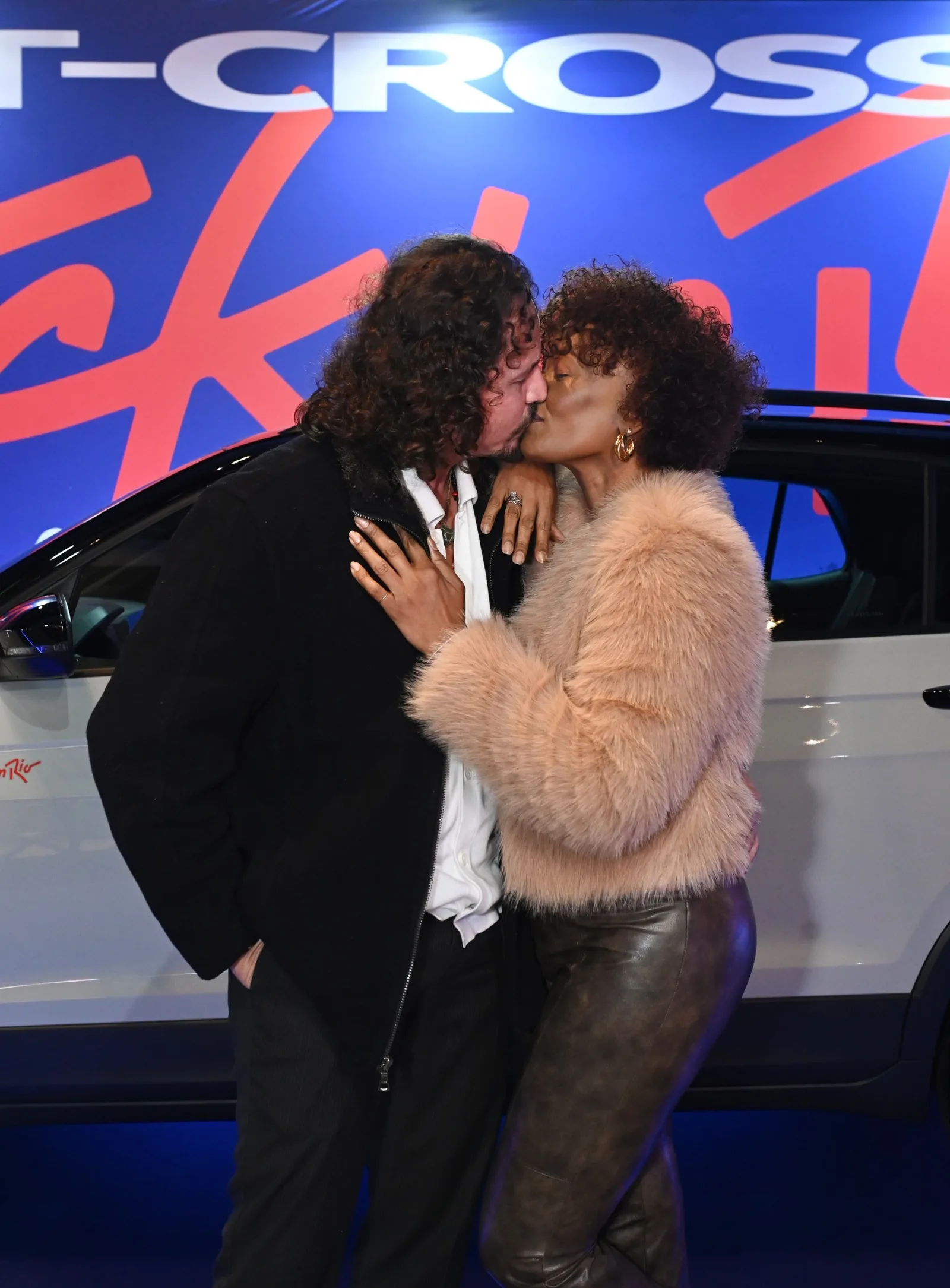 Isabel Fillardis e Well Aguiar trocam beijos no Rock in Rio