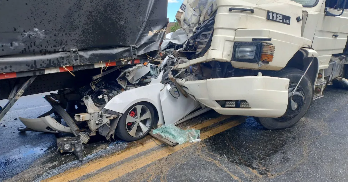 Carro com quatro pessoas é prensado entre caminhões na BR-251