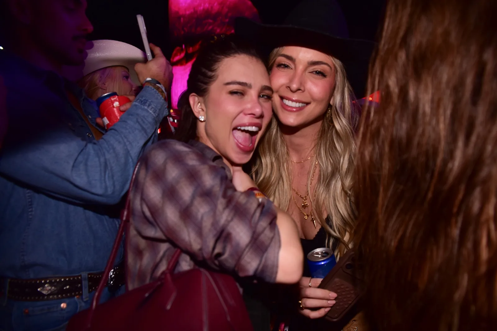 Flávia Pavanelli retoma rotina e acompanha show de Ana Castela