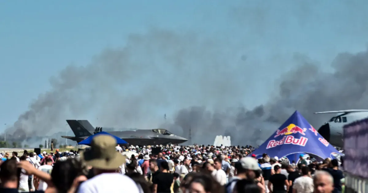Dois pilotos morrem após caça F-4 cair em show aéreo na Grécia