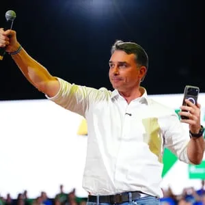 Flávio Bolsonaro visita Filipe Martins, condenado por tentativa de golpe