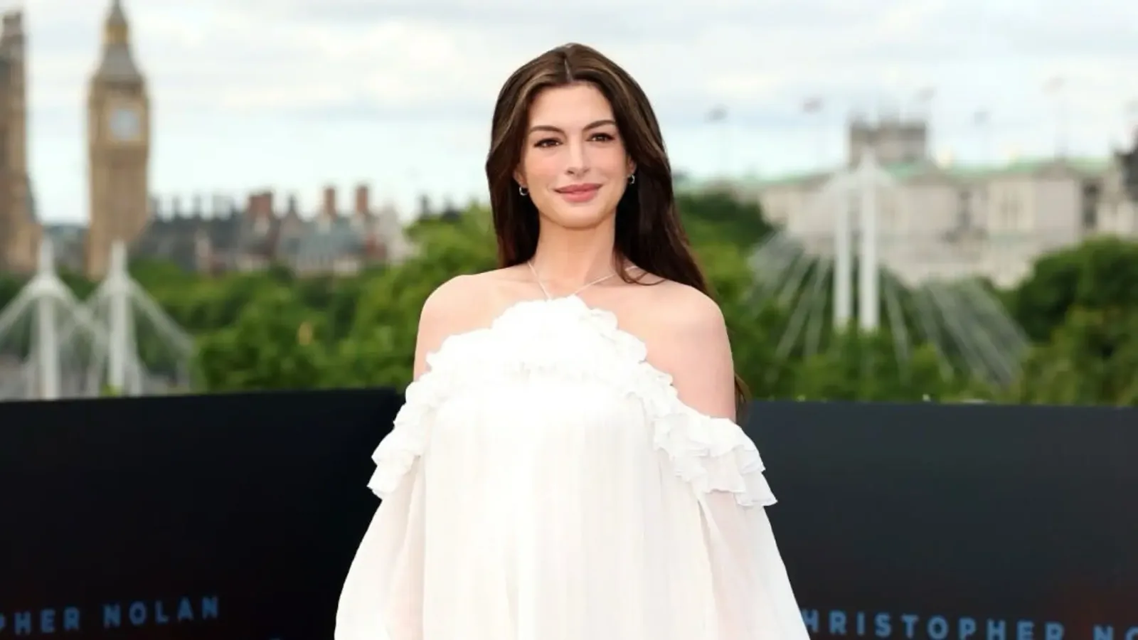 Rihanna foi a referência de Anne Hathaway para a moda na gravidez