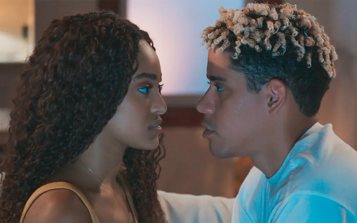 Por Você: Dalila e Peixe começam romance escondido após beijo