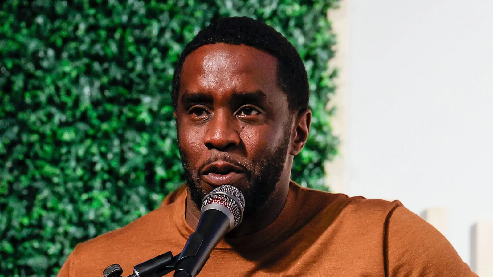 Sean Combs é levado a hospital após ferimento na cabeça na prisão