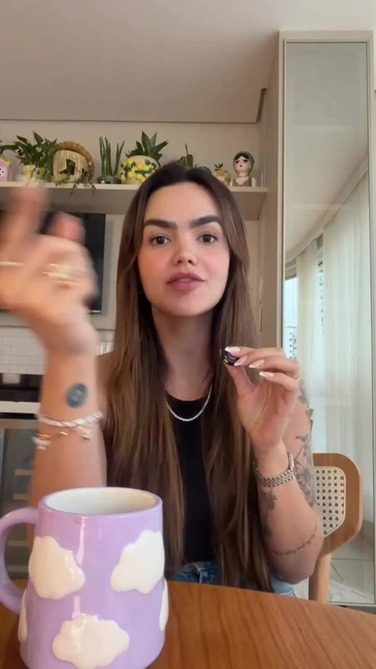 Suzanna Freitas relata adaptação após ganhar apartamento dos pais