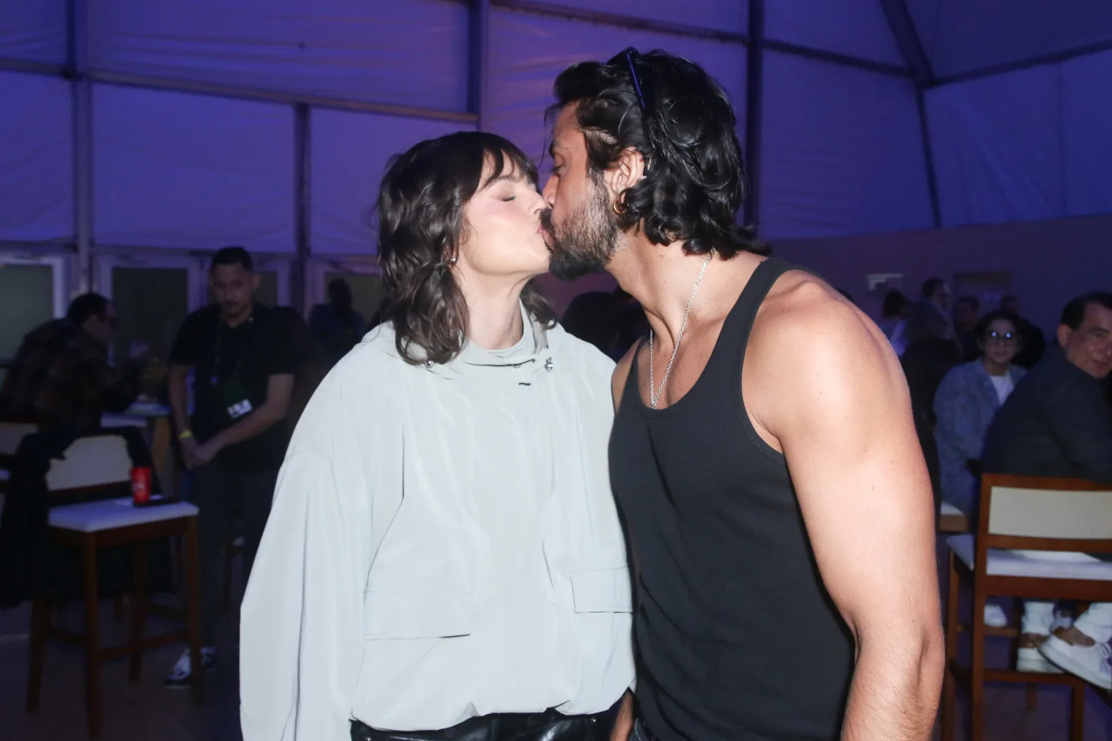 Agatha Moreira revela como ela e Rodrigo Simas encaixam praia e trabalho