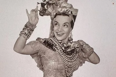 Carmen Miranda ganhará duas cinebiografias, com Giovanna Lancellotti e Lorena Comparato