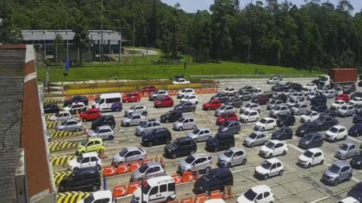 Feriado prolongado deixa trechos de rodovias de São Paulo congestionados
