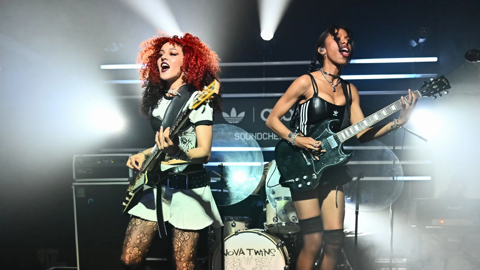 Nova Twins levam improviso e efeitos ao vivo para estreia no Brasil