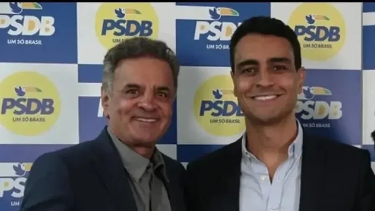 Alvo de denúncia sobre passagens aéreas, Aécio Neves comanda PSDB de JHC e ações da federação contra jornalistas em Alagoas
