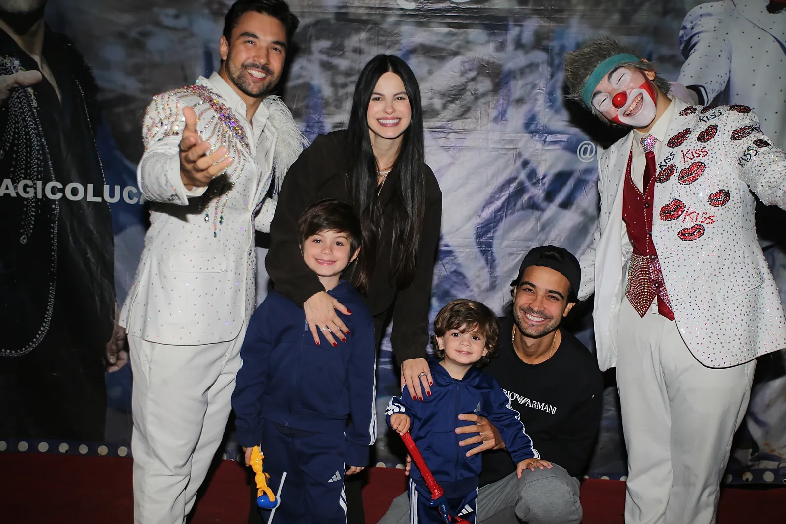 Sthefany Brito passeia com dois filhos no Circo Khronos, no Rio