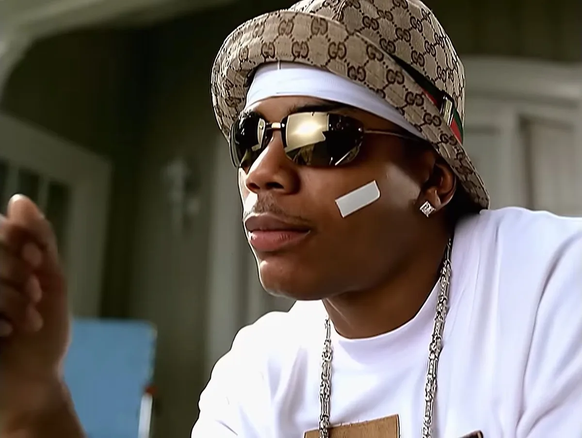 O significado do esparadrapo usado por Nelly no rosto