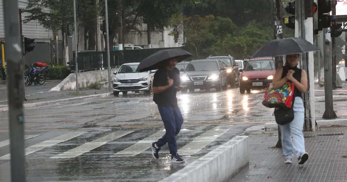 Chuva provoca cancelamentos e alagamentos em São Paulo neste domingo