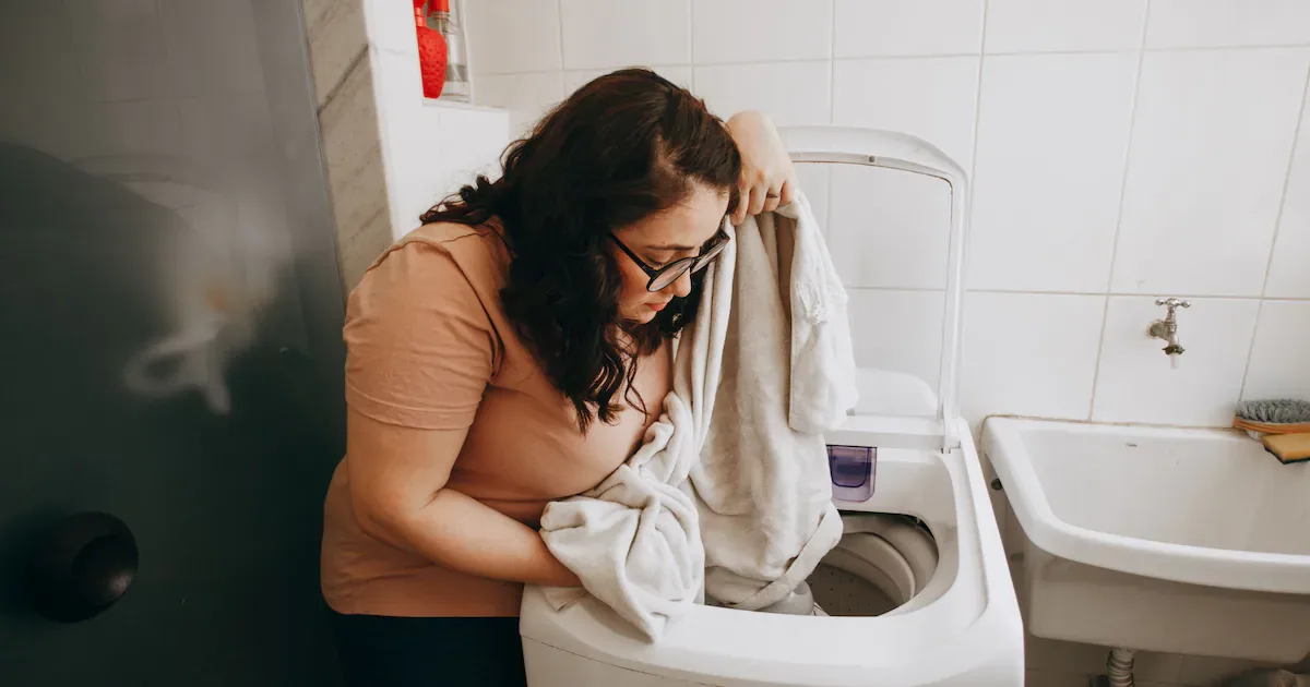 Por que a roupa lavada fica com cheiro ruim e como evitar