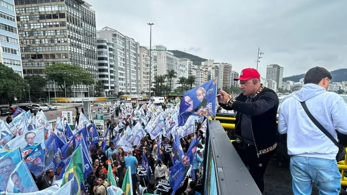 Cury reúne apoiadores em Copacabana para ‘caminhada da independência’