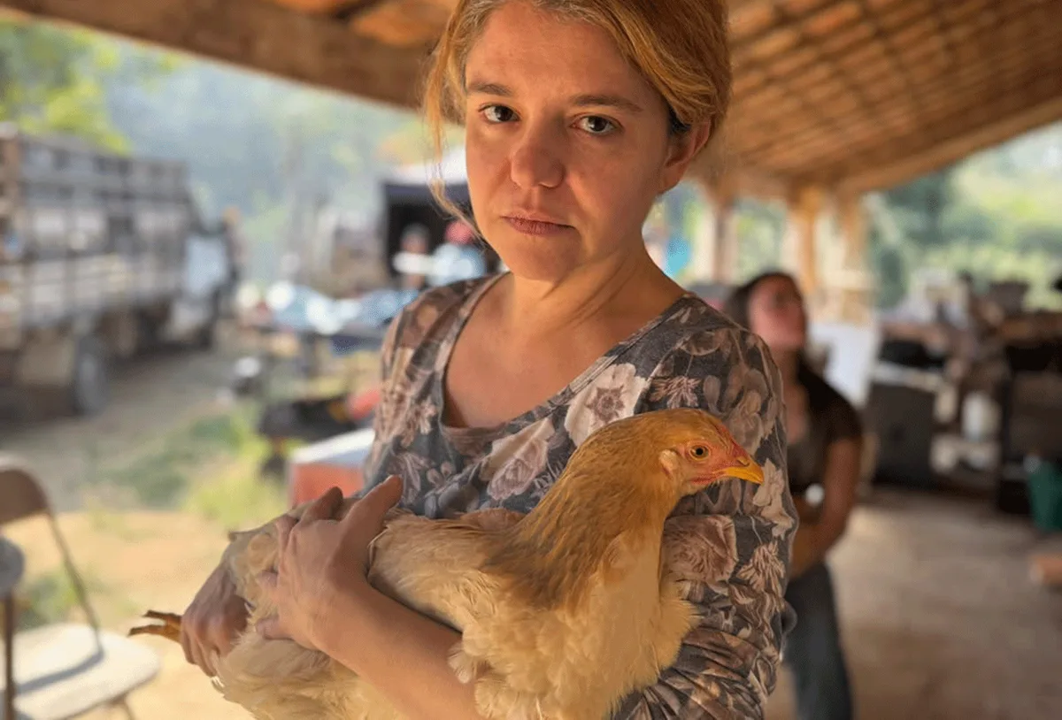Erica Montanheiro dá nome a galinha após enfrentar medo no set de filme