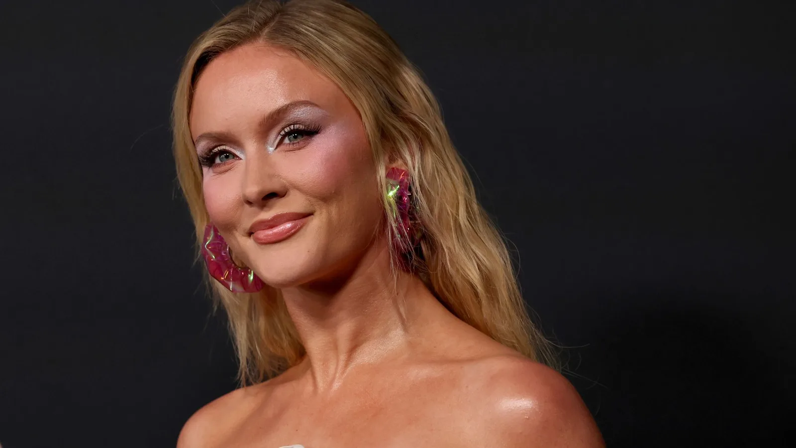 Zara Larsson questiona vídeo do ICE com sua música e critica mensagem contra imigrantes