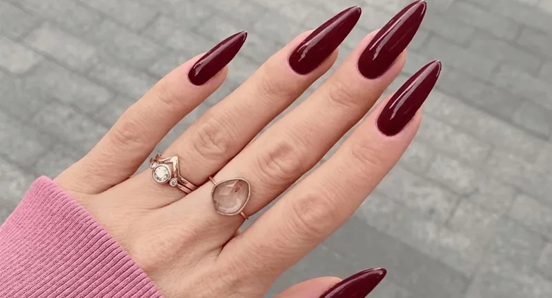 Do vermelho clássico ao vinho: 5 esmaltes para variar o visual das unhas