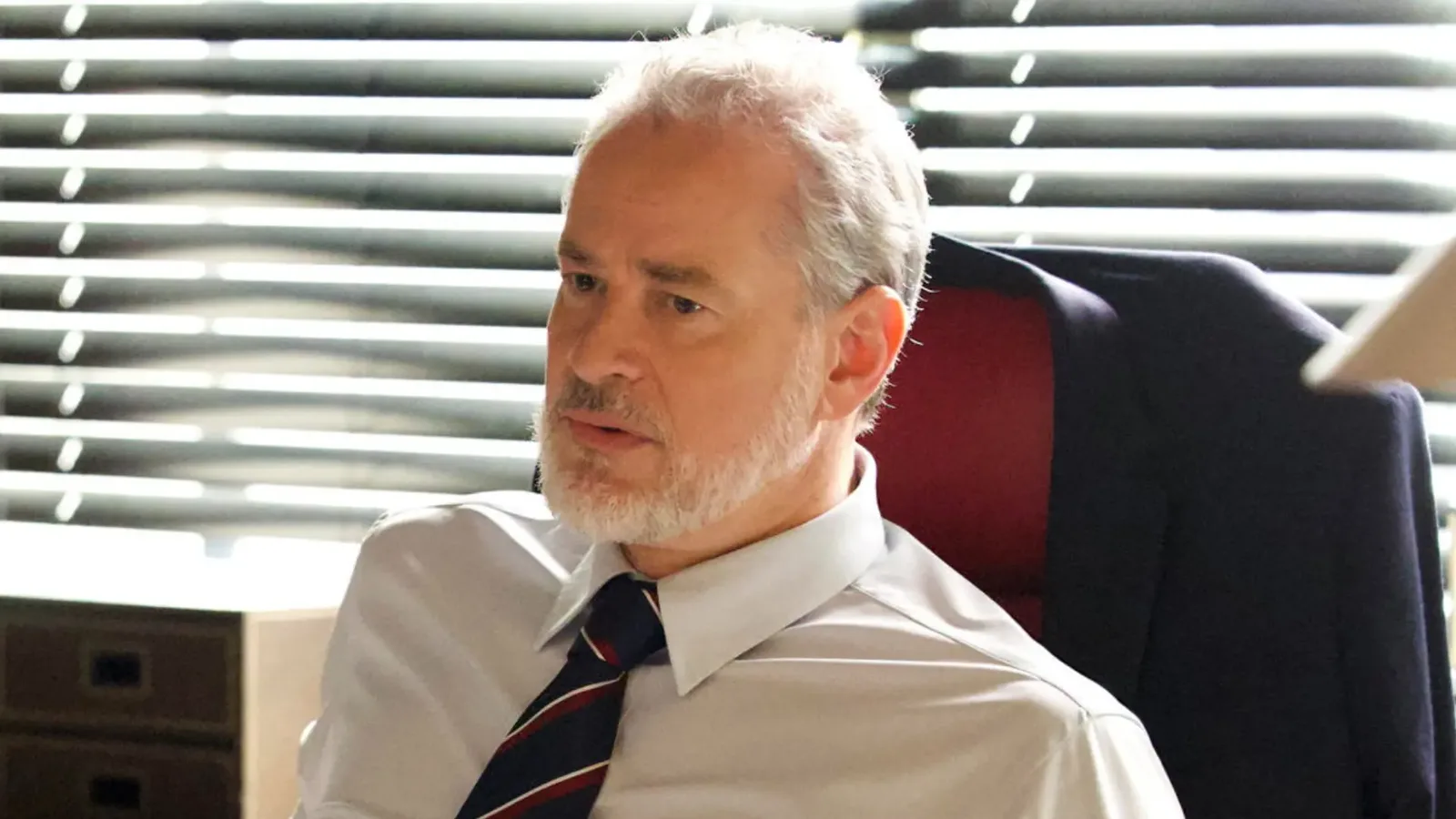 Ademir perde apoio da família e se une a Pilar contra Adriana