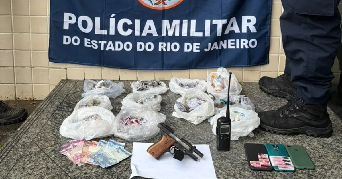 Ação da PM termina com duas prisões e apreensão de pistola em Niterói