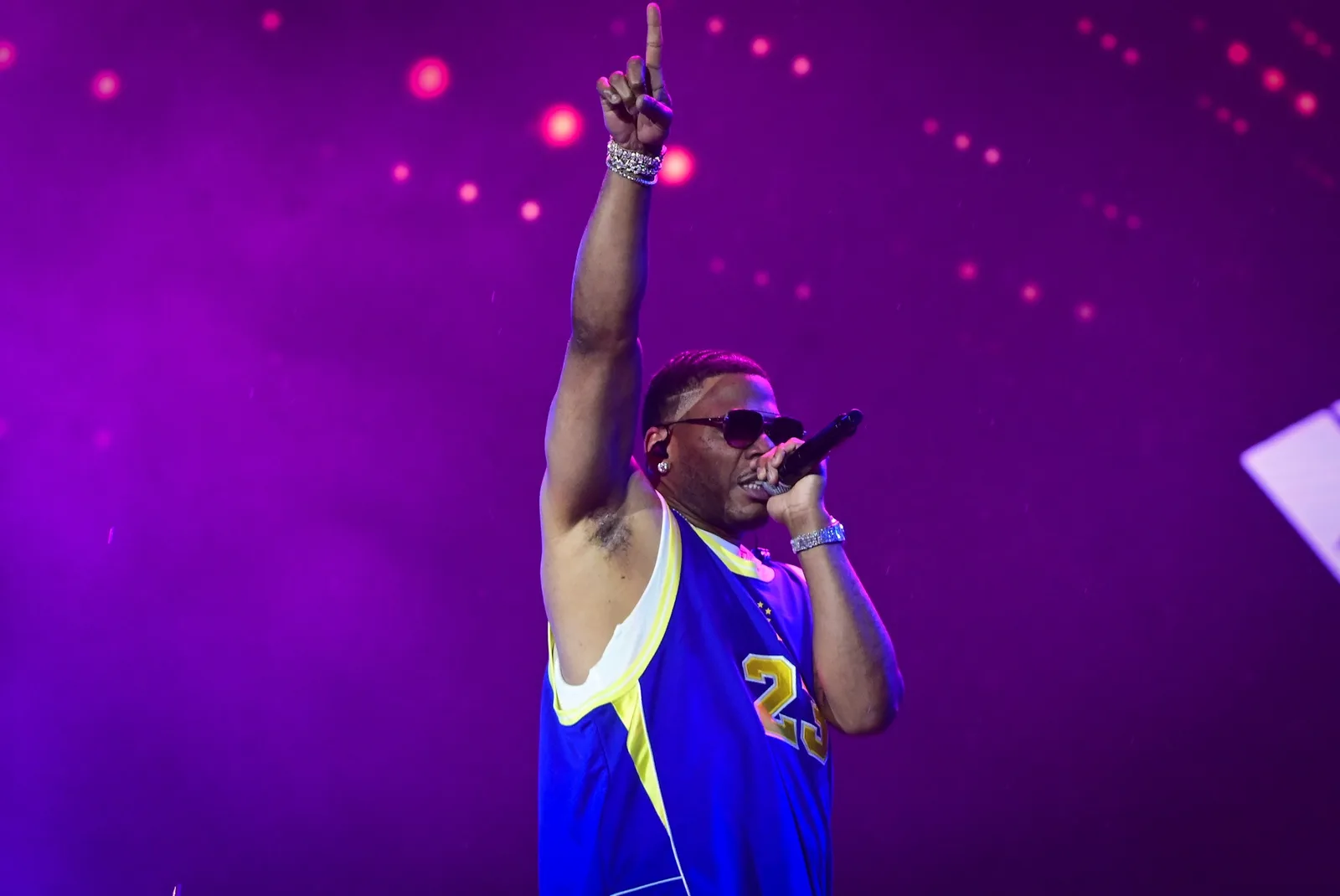 Nelly estreia no Brasil com hits no Rock in Rio mesmo após passar mal