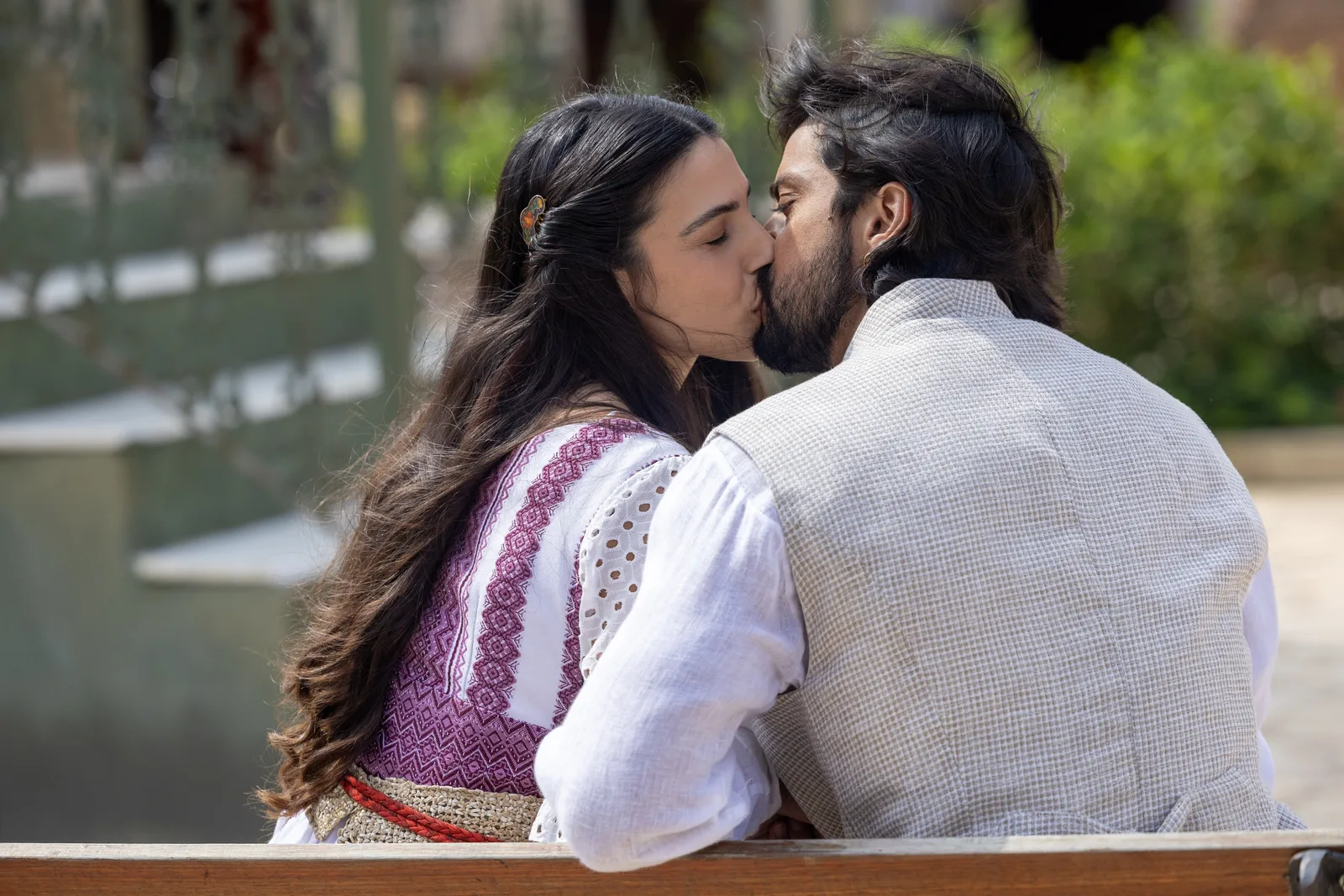 Omar presenteia Salma e sela romance com beijo em A Nobreza do Amor