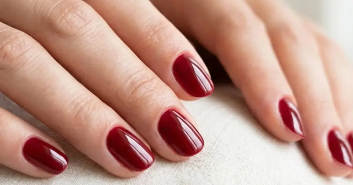 Cores suaves atualizam a manicure de unhas curtas depois dos 50