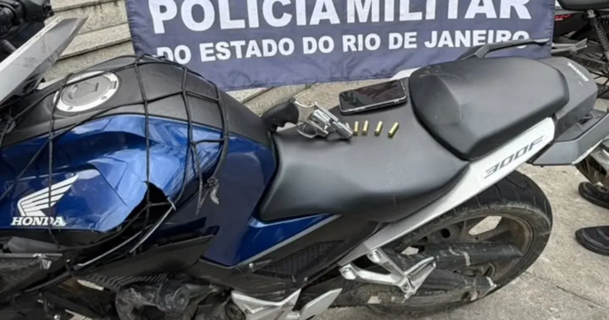 Suspeito de roubo é detido após colidir moto com viatura no Rio