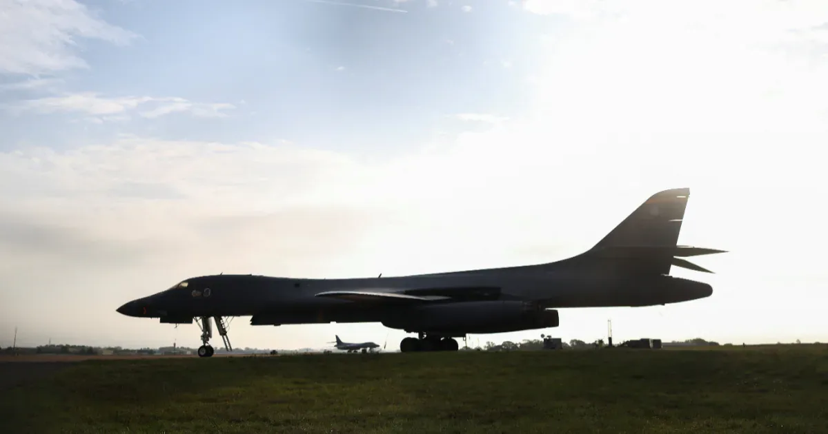 Cinco homens são presos perto de base aérea usada pelos EUA na Inglaterra