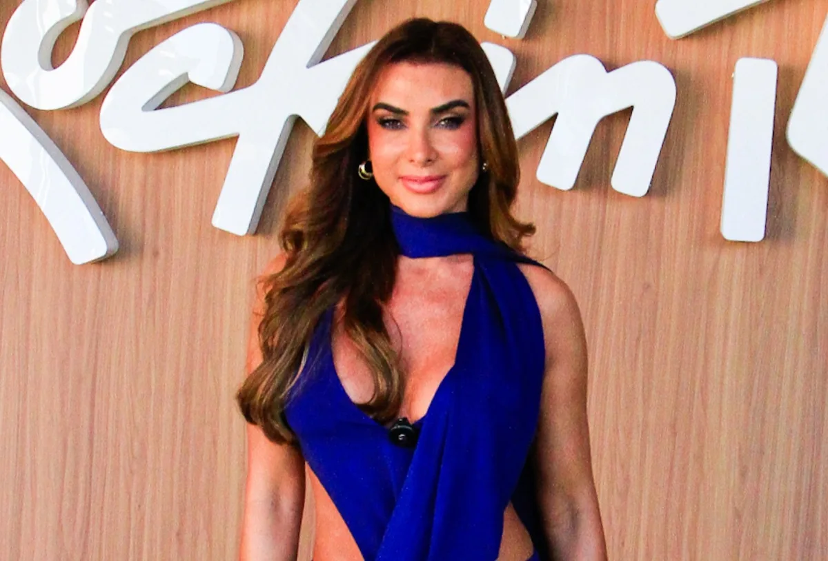 Nicole Bahls escolhe vestido azul e bota confortável para o Rock in Rio