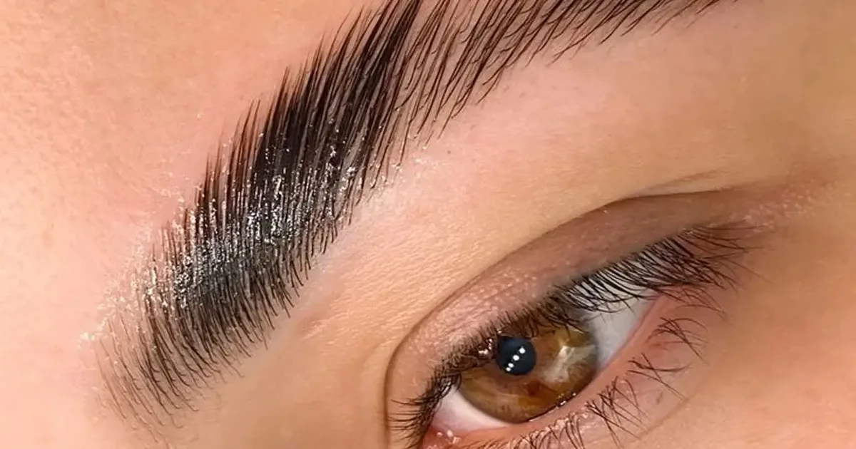 Invencibrows aposta em fixação temporária para dar volume às sobrancelhas