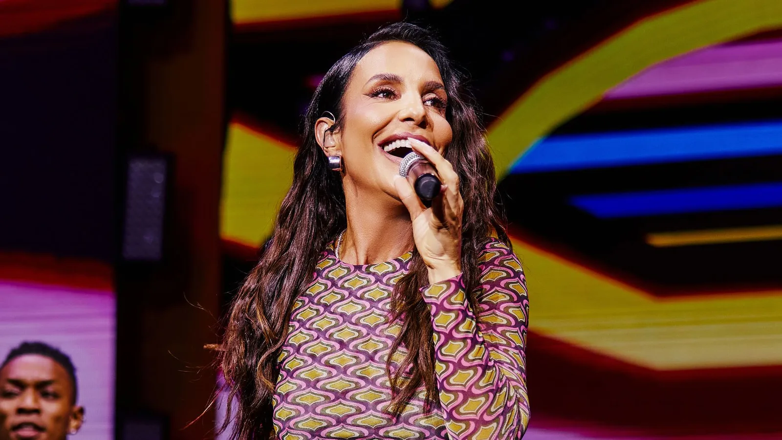 Show de Ivete em BH reúne gesto político e repertório ligado ao samba