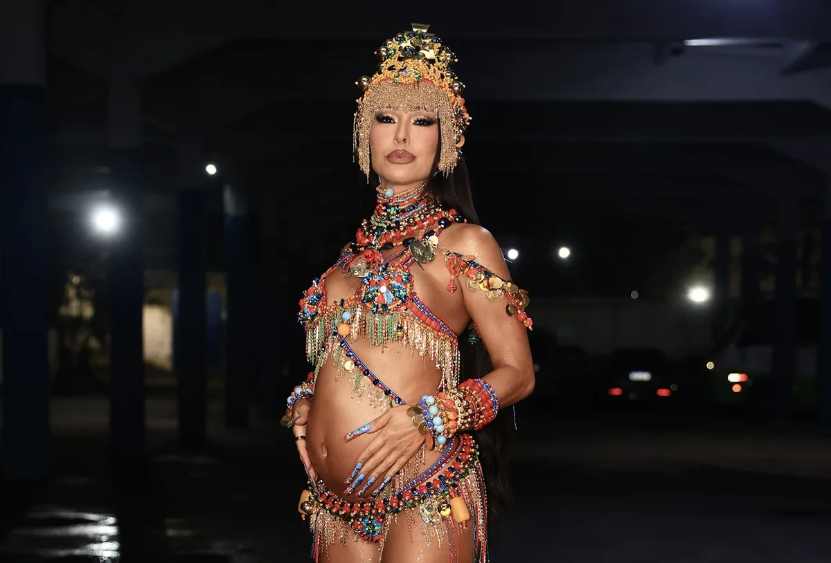 Sabrina Sato leva produção cheia de brilho à final da Vila Isabel