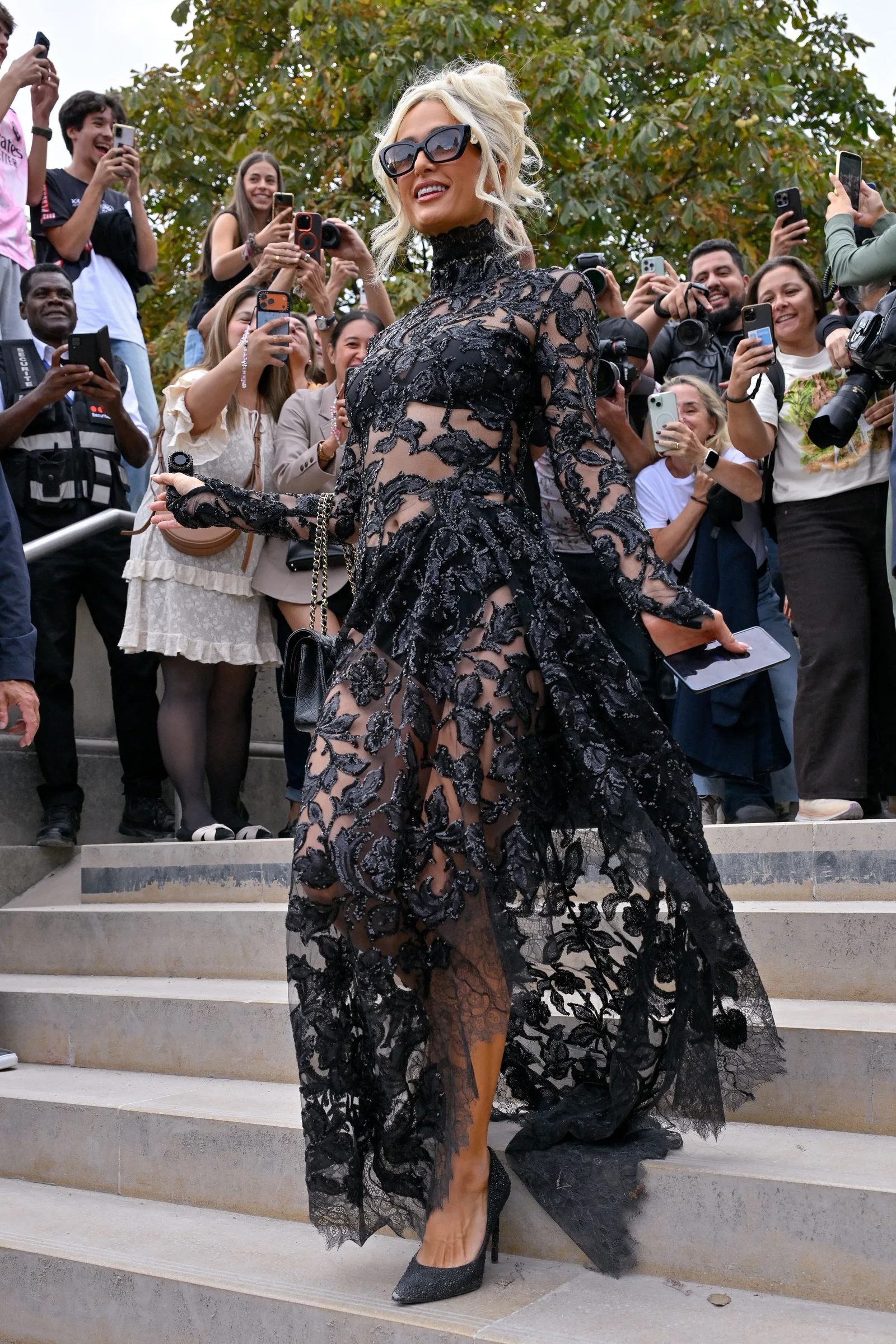 Paris e Nicky Hilton combinam brilho em desfile na Semana de Moda de Paris