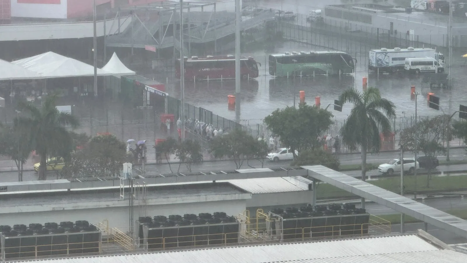 Chuva marca espera pelos portões do Rock in Rio neste domingo