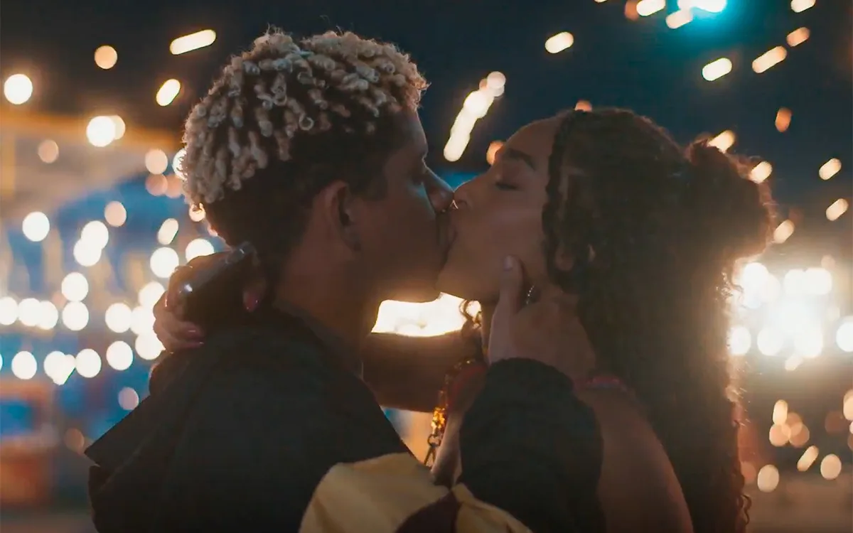 Peixe e Dalila escondem romance após beijo em Por Você