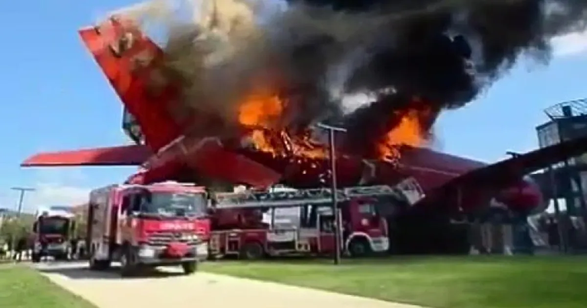 Incêndio atinge aeronave exposta em parque de aviação na Turquia