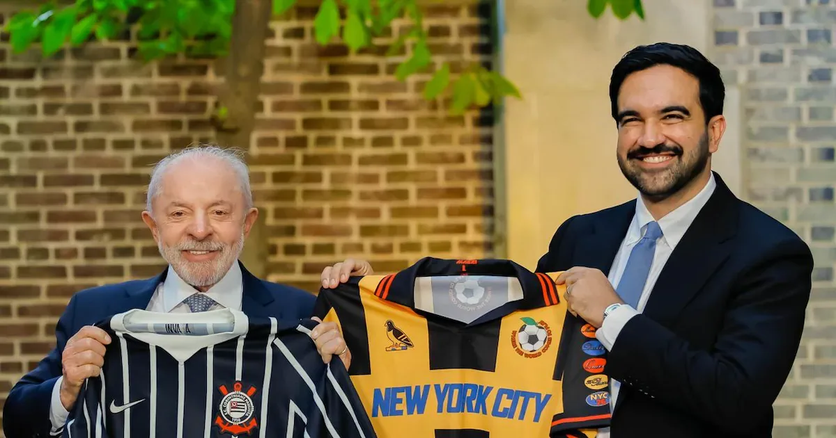 Lula e prefeito de Nova York discutem jornada de trabalho e trocam camisas