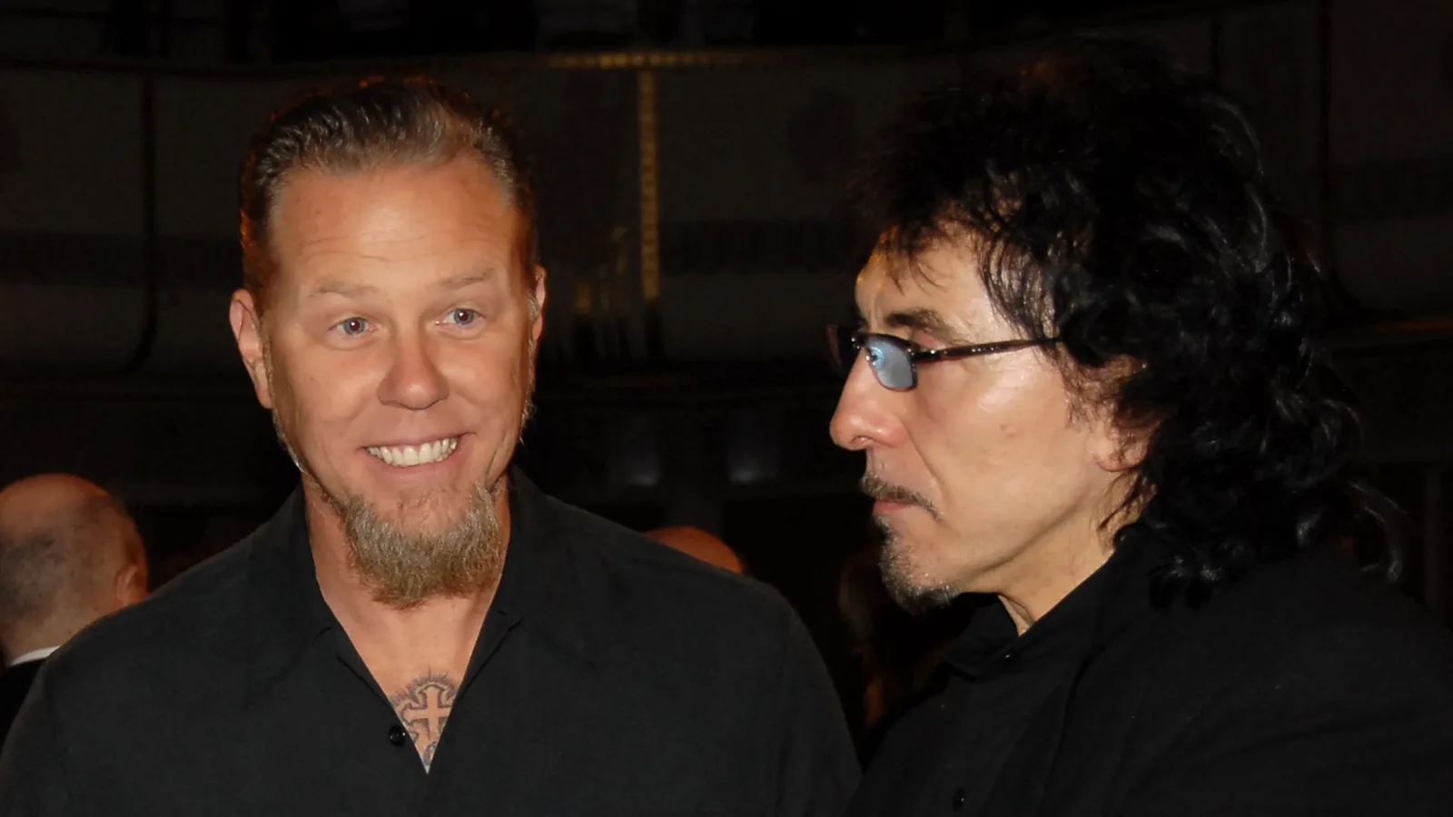 Riff de Tony Iommi marcou a guitarra e a composição de James Hetfield