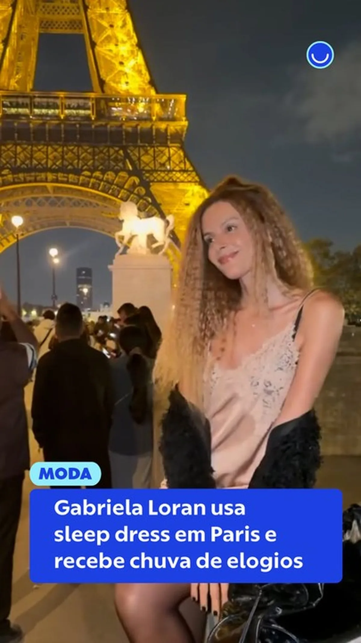 Gabriela Loran combina sleep dress com casaco preto em passeio por Paris