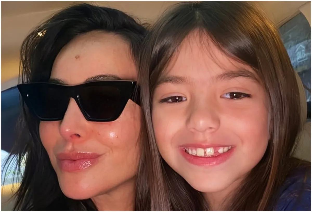 Sabrina Sato chora ao acompanhar primeira viagem de Zoe sem os pais
