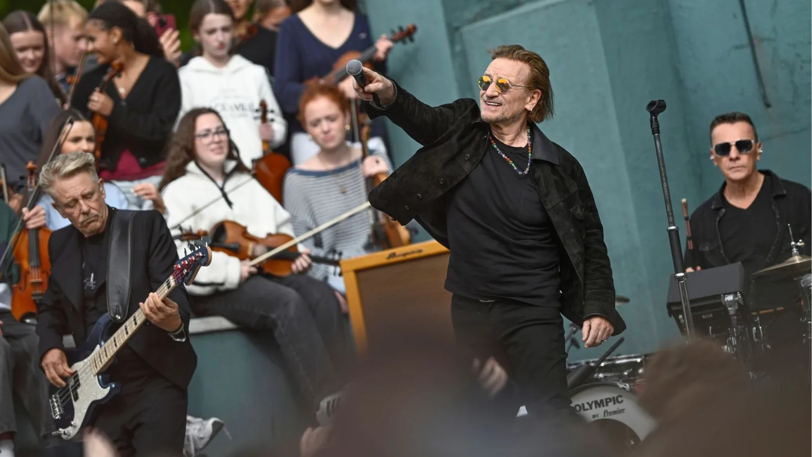 U2 estreia “Silencio” em apresentação especial na escola onde a banda nasceu