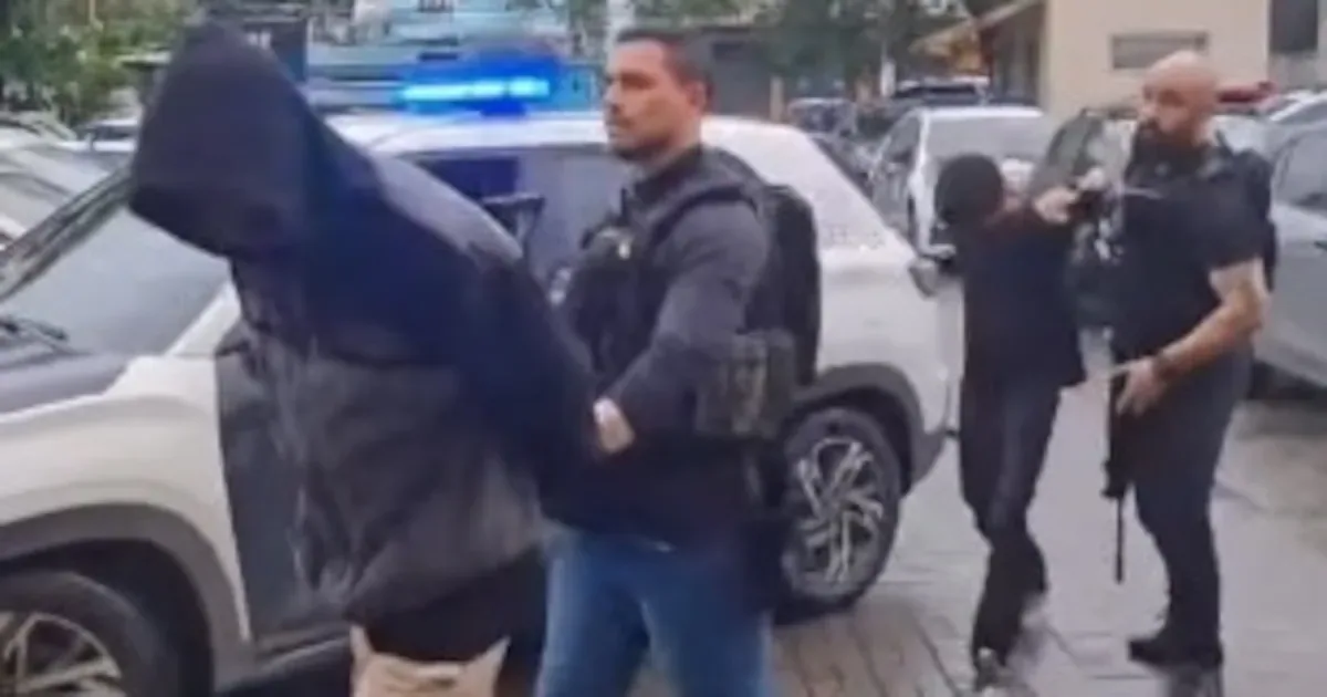Dois homens são presos com arma e drogas em operação em Belford Roxo