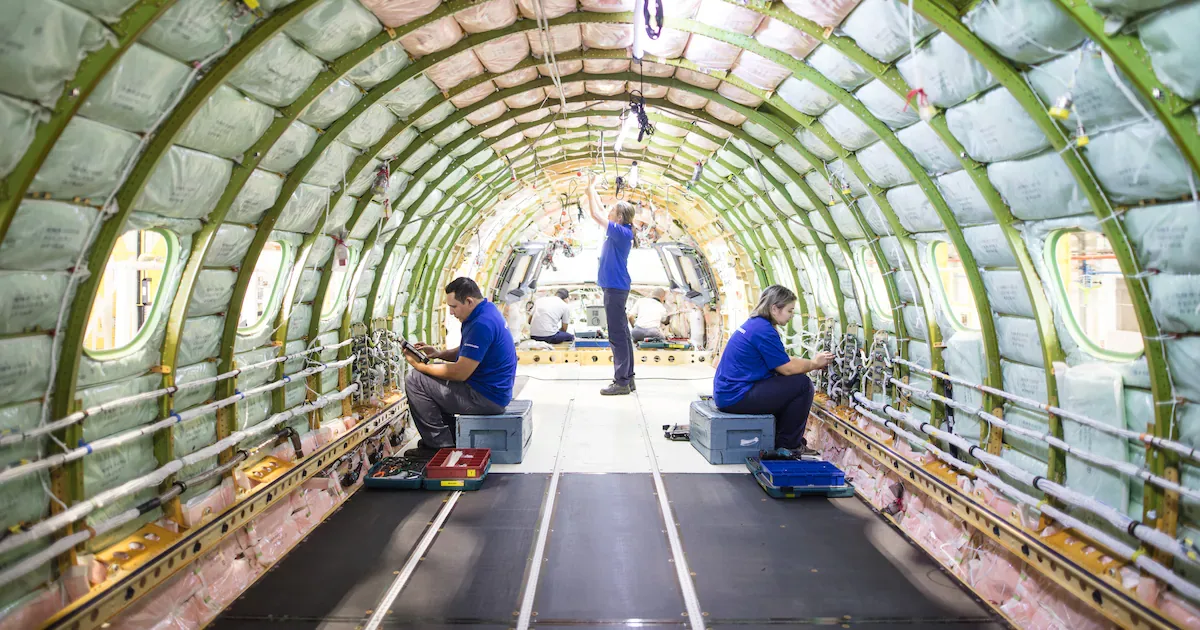 Embraer abre mais de 140 vagas para curso gratuito em produção aeronáutica