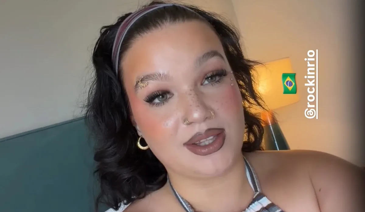 Lola Young visita Cidade do Rock e prova açaí antes do festival